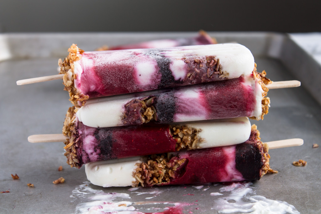 berry, granola and Greek yogurt breakfast popsicles | passthecookies.com