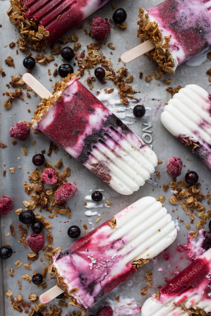 berry, granola and Greek yogurt breakfast popsicles | passthecookies.com