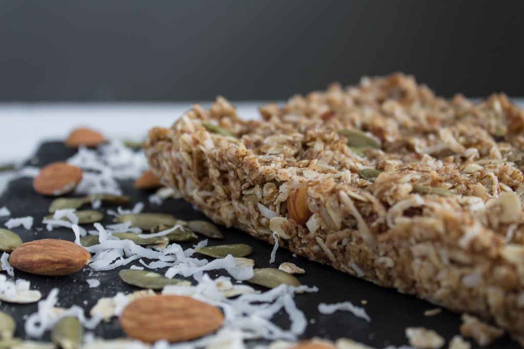 Almond oatmeal granola bars are perfect for the busy back-to-school season. | Pass the Cookies