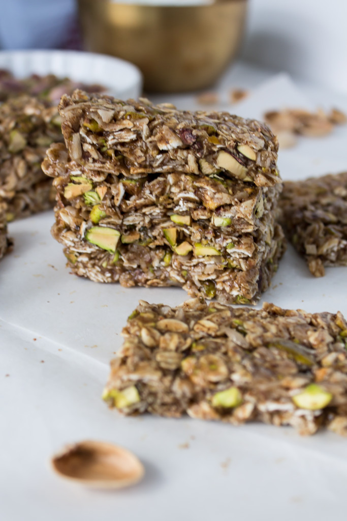 Healthy pistachio coconut granola bars | www.passthecookies.com