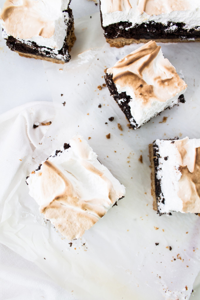 S'mores Bars | www.passthecookies.com