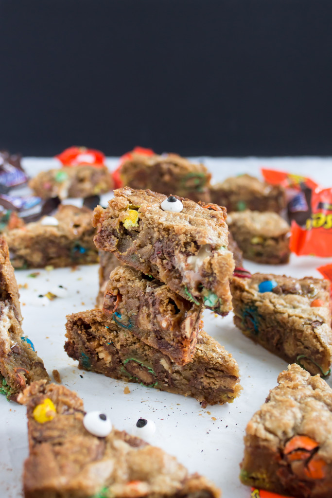 Loaded Peanut Butter Cookie Bars (with Leftover Halloween Candy) | Pass the Cookies | www.passthecookies.com