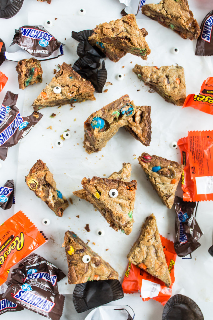 Loaded Peanut Butter Cookie Bars (with Leftover Halloween Candy) | Pass the Cookies | www.passthecookies.com