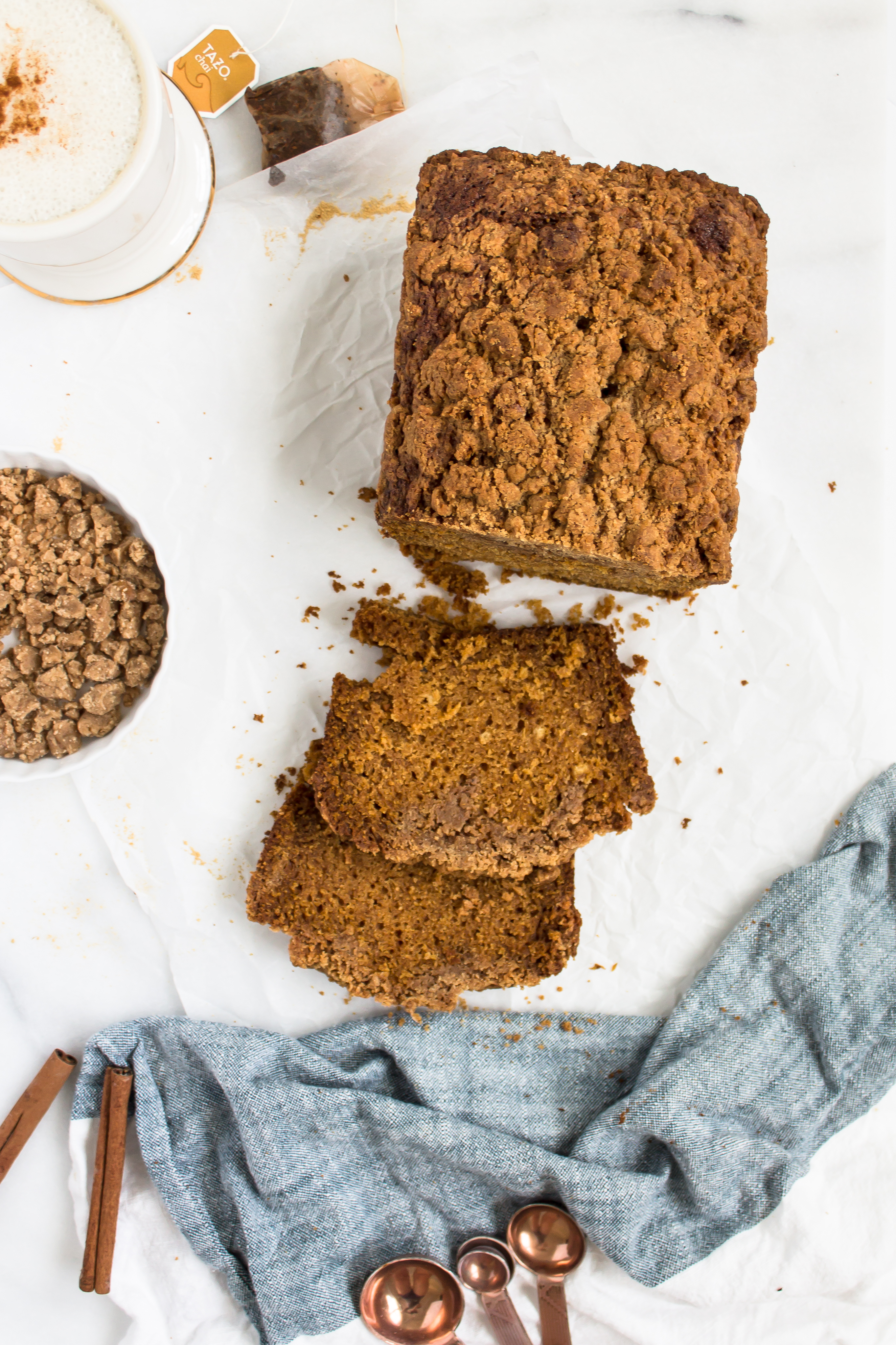 Pumpkin Bread with Chai Crumble | Pass the Cookies | www.passthecookies.com