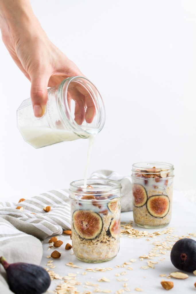 Fig and Almond Overnight Oats | Pass the Cookies | www.passthecookies.com