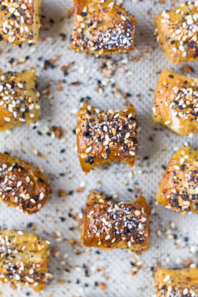 Flavorful and soft, these homemade everything pretzel bites are the perfect sharing snack. | Pass the Cookies | www.passthecookies.com