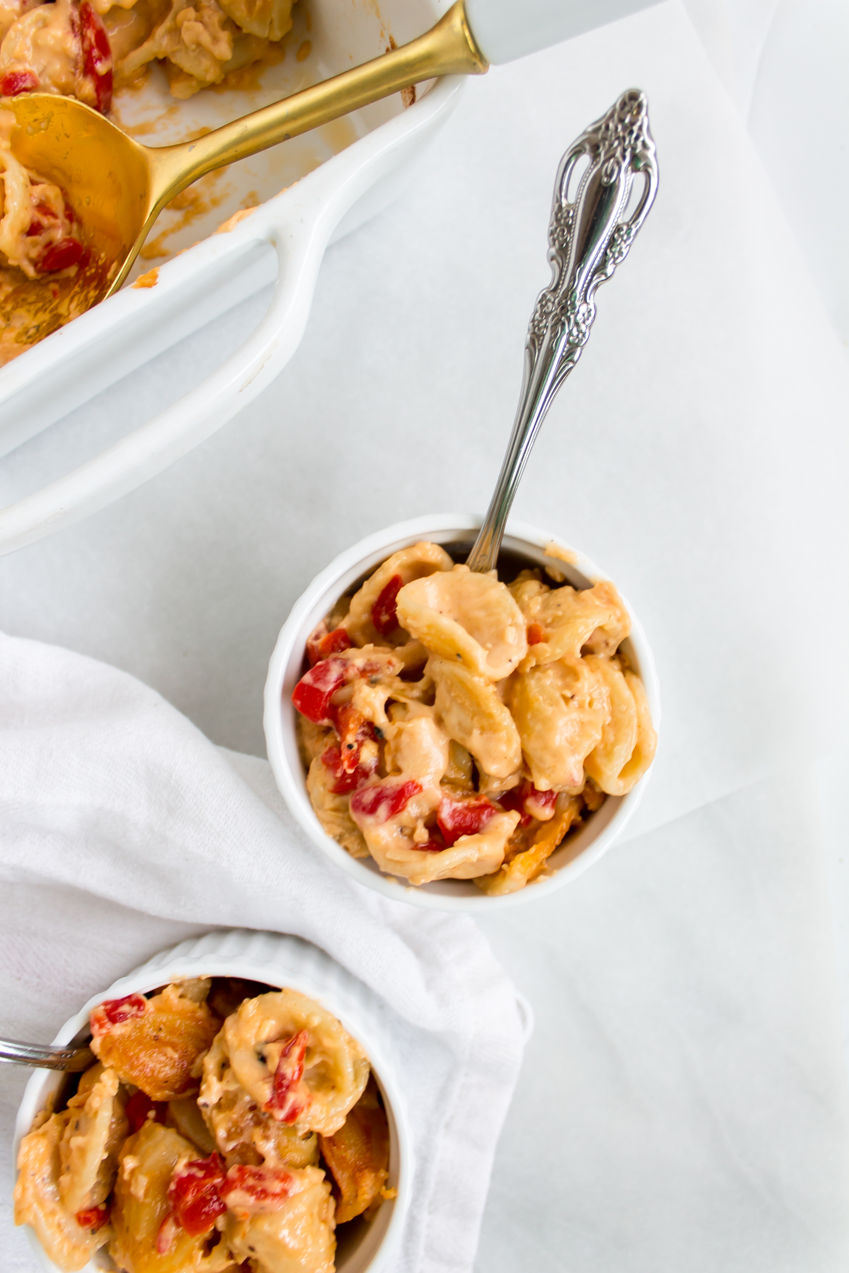At the intersection of two amazingly cheesey and delicious dishes, pimento cheese mac and cheese is an amazing mash up. With roasted red pepper and smoked gouda, it is hard to resist. | Pass the Cookies | www.passthecookies.com