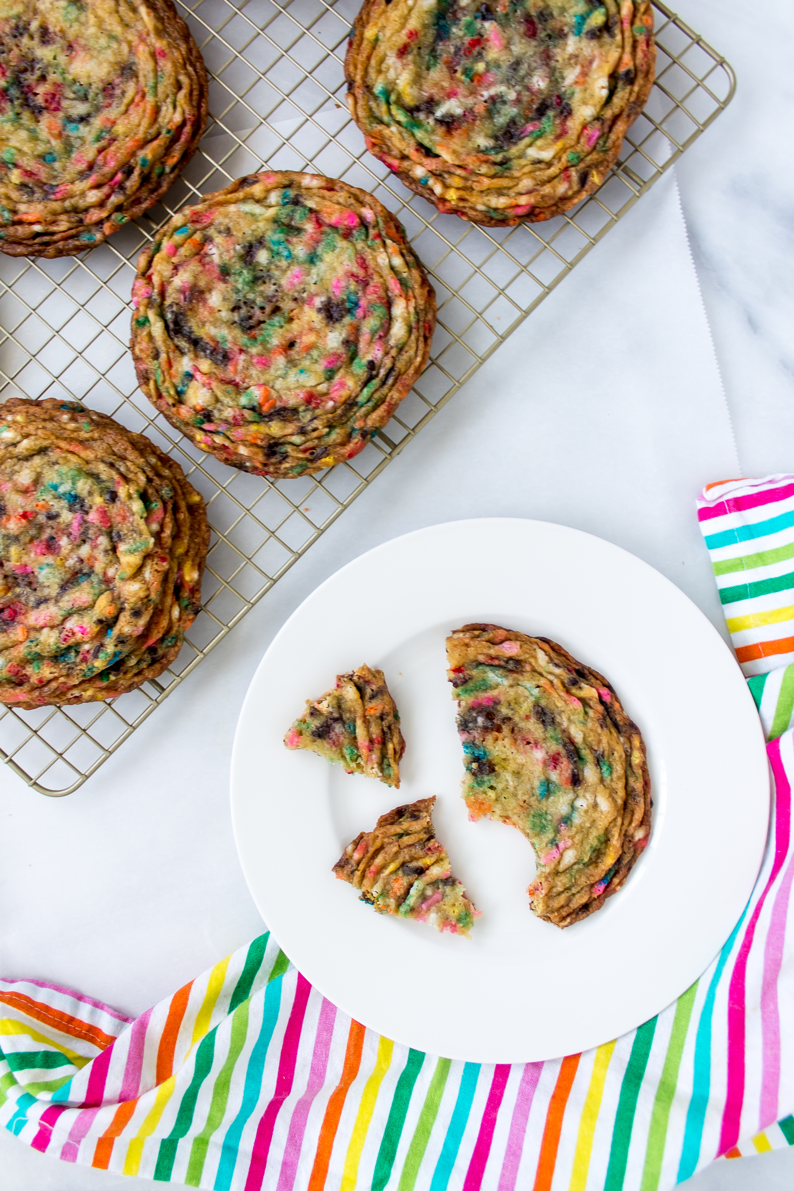 Looking for the most colorful and addictive cookie around? Funfetti pan-banging cookies are a winner! | Pass the Cookies | www.passthecookies.com