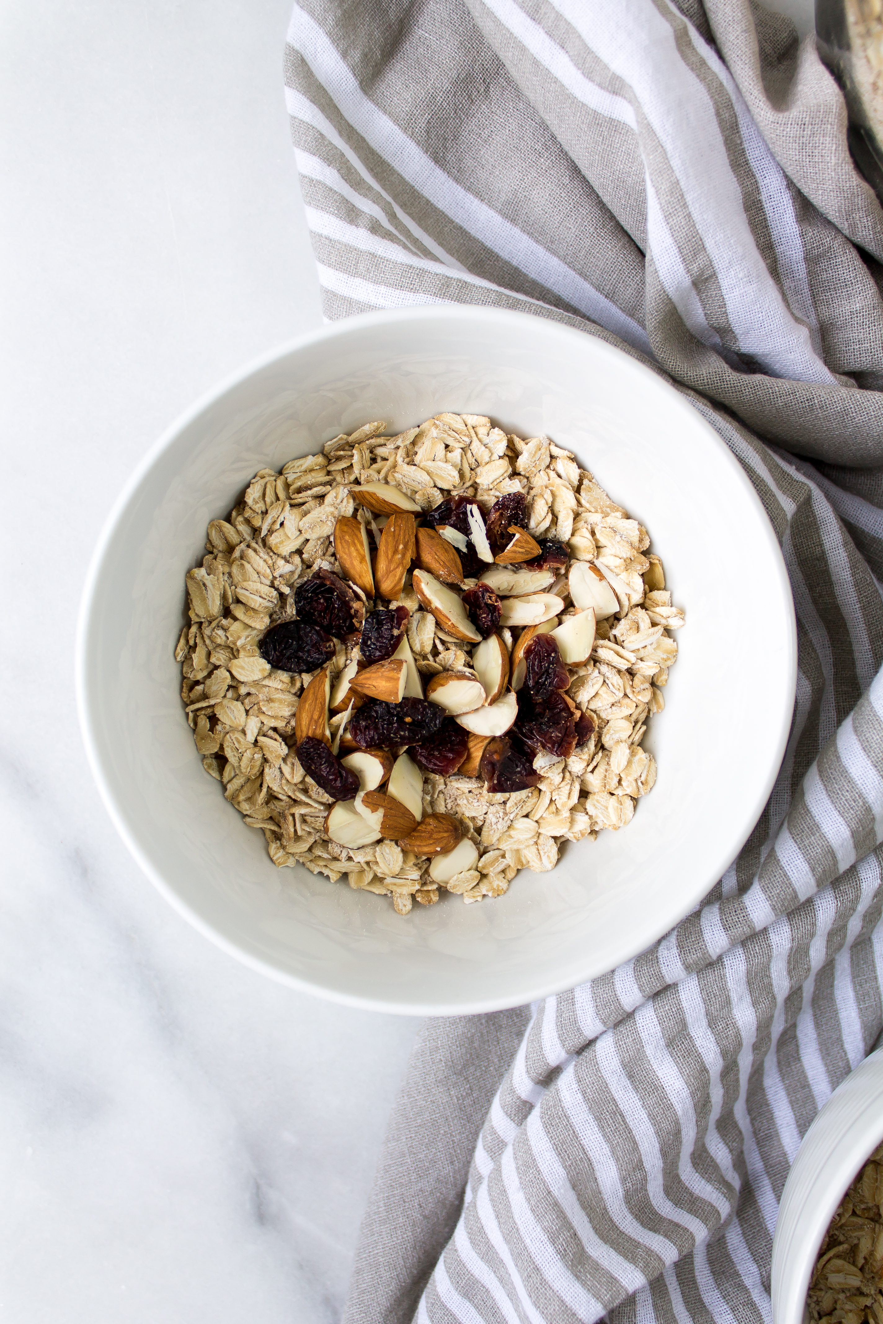 DIY instant oatmeal is the nutritious, easy way to start your busy mornings off right. It is portable and there are so many options for toppings! | Pass the Cookies | www.passthecookies.com