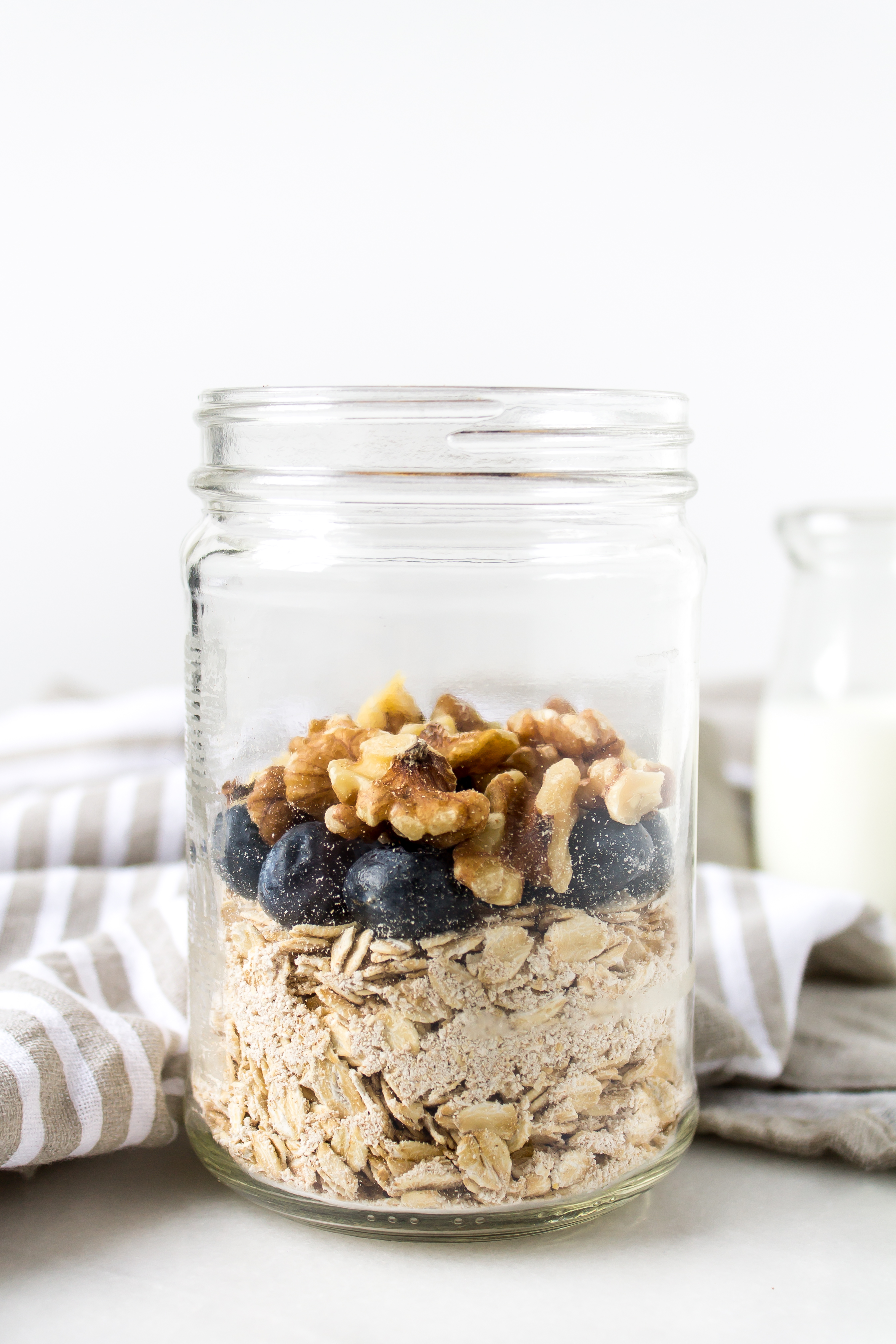 DIY instant oatmeal is the nutritious, easy way to start your busy mornings off right. It is portable and there are so many options for toppings! | Pass the Cookies | www.passthecookies.com