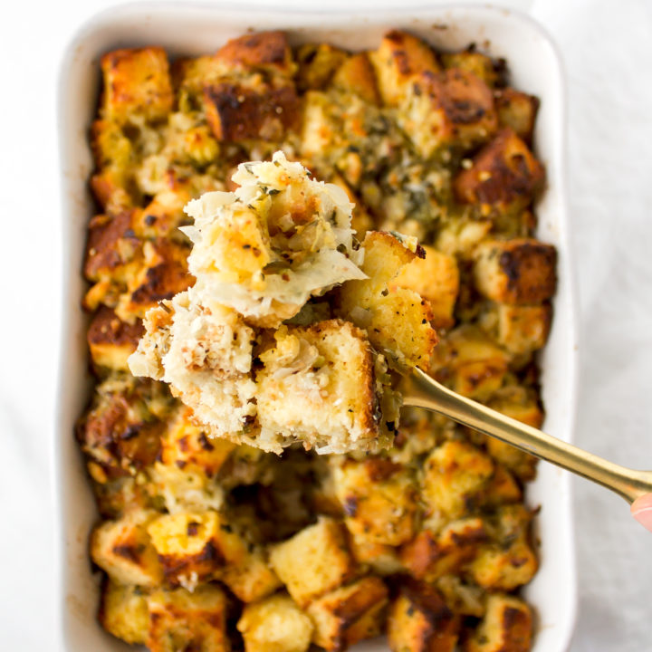 This flavorful cornbread stuffing with leeks and herbs is sure to be a crowd pleaser on Thanksgiving! | Pass the Cookies | www.passthecookies.com
