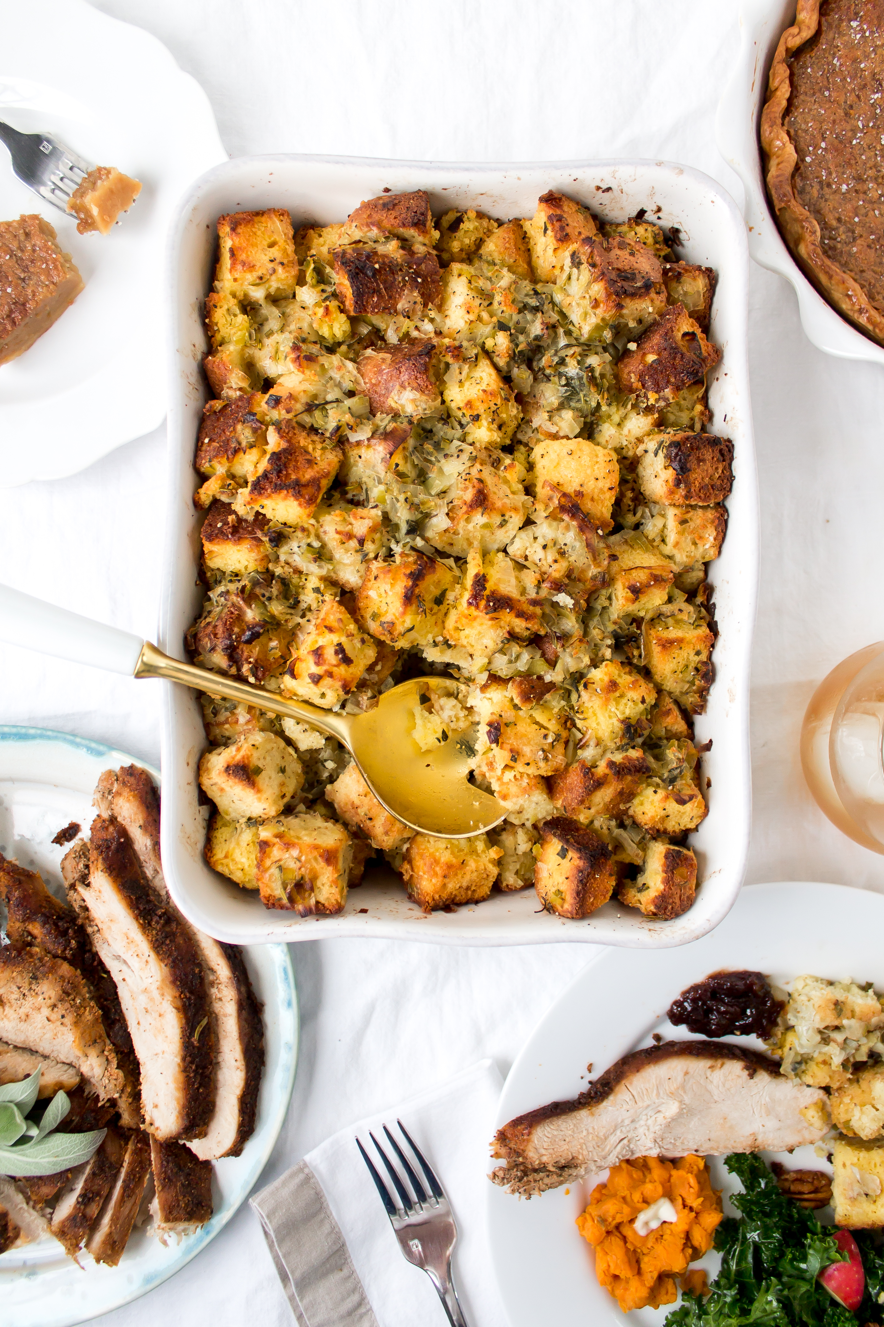 This flavorful cornbread stuffing with leeks and herbs is sure to be a crowd pleaser on Thanksgiving! | Pass the Cookies | www.passthecookies.com
